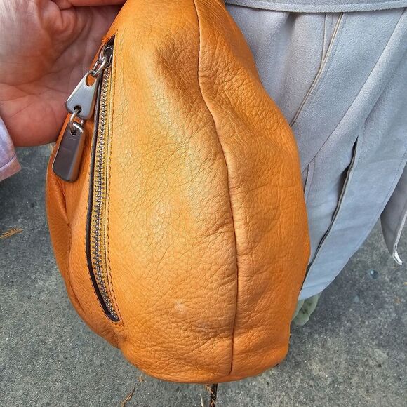 B. Makowsky Pumpkin Orange Color, Crossbody Bag Pre-owned - Picture 4 of 7